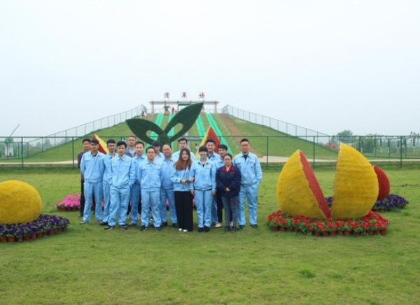 The company organized employees to participate in the spring agriculture carnival in taichuang garden